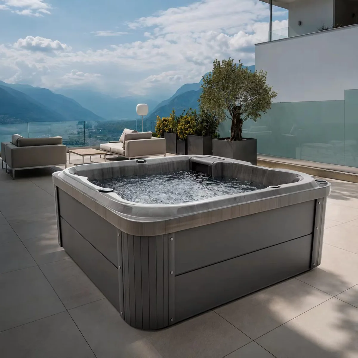 Spa OXO installé sur une terrasse avec vue sur les montagnes et le lac